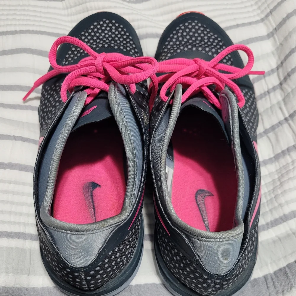 🎉HP🎉Nike DF TR3 shoes. Size 9. Dark gray/pink. - Picture 3 of 4